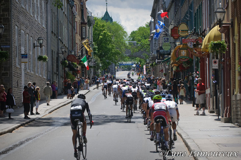 The field makes it way to the start/finish n La Grande Allee