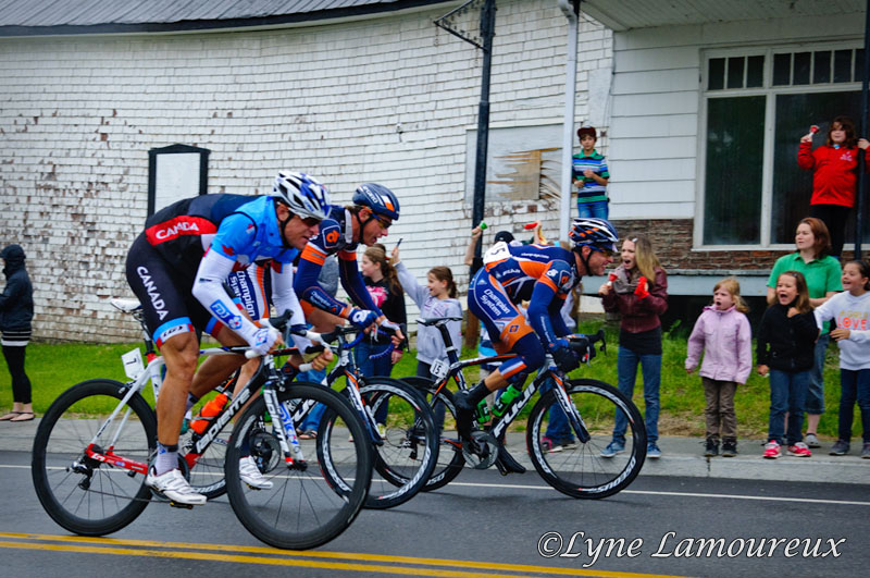 Riders sprint for intermediate sprint points to the pleasure of