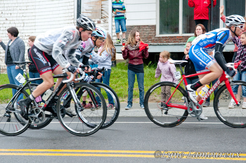 Riders sprint for intermediate sprint points to the pleasure of