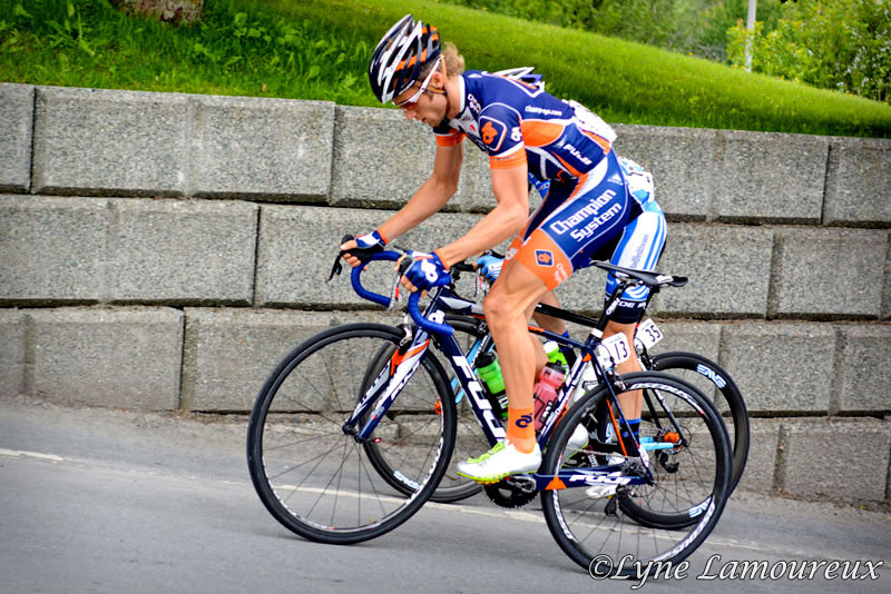 Chad Beyer (Champion System) makes an early attack