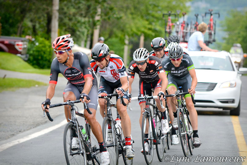 Luis Amaran (Jamis-Hagens Berman) sets tha pace at the front of