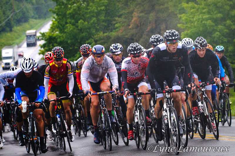 Field masses behind the Bontrager team