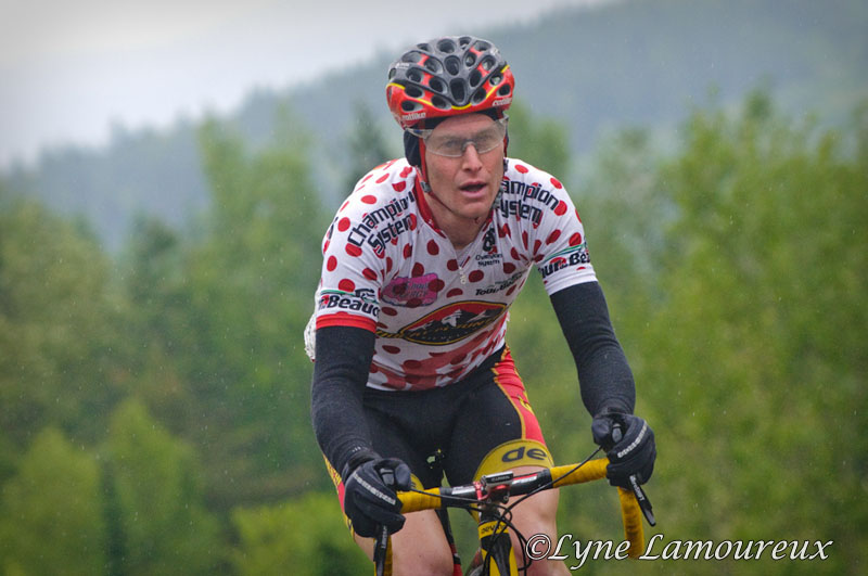 Jim Stemper (5-Hr Energy) jumps from the field to get remaining